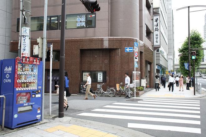 靖国通りの曲がり角:ふるき行政書士事務への道順